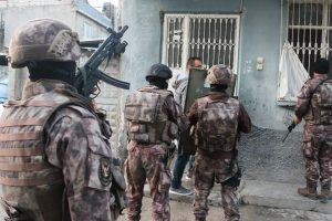 Aranan şahıslara &ouml;zel harekatlı baskın!