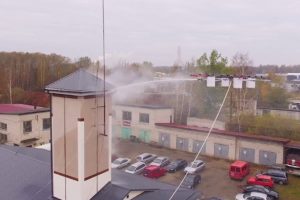 Drone ile yangın s&ouml;nd&uuml;r&uuml;p, g&ouml;lden adam kurtarıyorlar