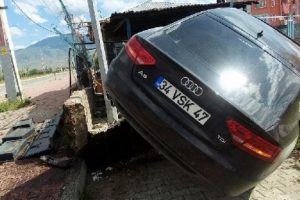 S&uuml;r&uuml;c&uuml; kontrol&uuml; yitirince otomobil g&uuml;venlik kul&uuml;besine &ccedil;arptı