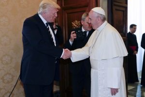 Trump, Papa Francis ile bir araya geldi