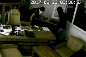 Bursa'da 200 kiloluk &ccedil;elik kasayı b&ouml;yle &ccedil;aldılar