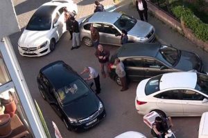 Ters y&ouml;ne girdi, kontağı kapatıp trafiği kilitledi