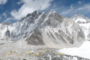 Everest'teki kampta 4 dağcı &ouml;l&uuml; bulundu