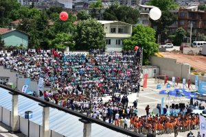 Bursa Yıldırım Belediye Başkanı Edebali şarkı s&ouml;yledi