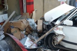 Bursa &Ccedil;ekirge'de feci kaza! D&uuml;kkanlara daldı...