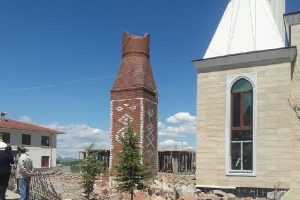 Minareyi yıkarken altında kaldılar