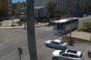 Yolcu otob&uuml;s&uuml; otomobile b&ouml;yle &ccedil;arptı