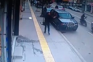 Motosiklet kazası g&uuml;venlik kamerasında