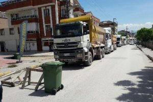 Yola barikat kurup hafriyat kamyonlarının ge&ccedil;işini engellediler