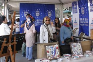 Bursa'da kursiyerlerden huzurevi kesmesine destek