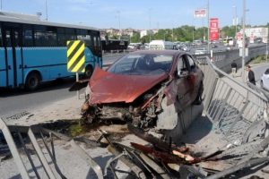 Kaza yapan s&uuml;r&uuml;c&uuml;n&uuml;n c&uuml;zdanını &ccedil;aldılar