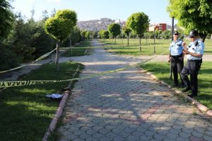 Parkta oyun oynayan &ccedil;ocuklar bebek cesedi buldu