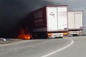 Ter&ouml;ristler yol kesip ara&ccedil; yaktı