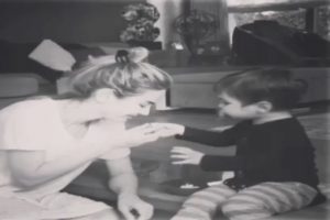 Ece Erken ve oğlunun mısır yeme yarışı