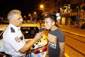 Alkoll&uuml; s&uuml;r&uuml;c&uuml;, polise zor anlar yaşattı