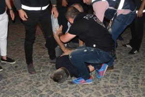 Polisle tartışınca yaka- pa&ccedil;a g&ouml;zaltına alındı