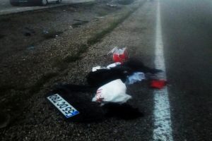 Ticari ara&ccedil; şarampole yuvarlandı: 2 &ouml;l&uuml;, 1 yaralı