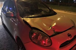 Bursa'da trafik polisine uygulama esnasında ara&ccedil; &ccedil;arptı