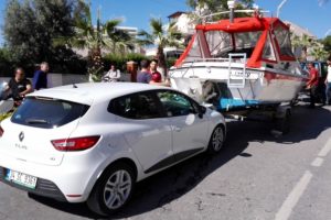 Seyir halindeki bir otomobile yat &ccedil;arptı