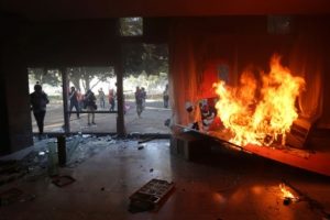 Brezilya'da bakanlık binalarına saldırdılar! Tarım Bakanlığı'nı yaktılar...