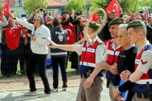 &Ouml;calan'ı yargılayan h&acirc;kim Okyay: Yargı, duruşmalarda askerlerin &ouml;nlerine idam ipi atılmasına izin vermemeli
