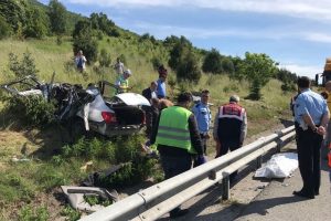 TIR'a &ccedil;arpan otomobil par&ccedil;alandı: 4 &ouml;l&uuml;