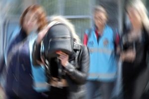 Eskort kızları polisin elinden ka&ccedil;ırdılar
