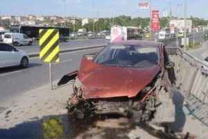 Yaralanan 19 yaşındaki kızın c&uuml;zdanını alıp ka&ccedil;tılar