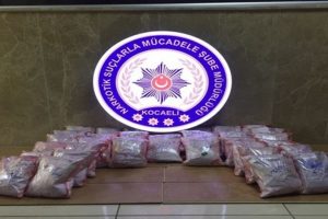 Otomobilin bagajından 35 kilo eroin &ccedil;ıktı