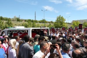Silahlı saldırıda &ouml;len başhekime veda