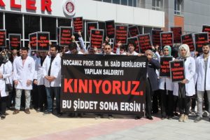 Hastane &ccedil;alışanlarından başhekime saldırıya kınama