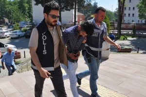 Bursa'da ka&ccedil;arken kaza yapan hırsızlar, &ccedil;aldıkları &ccedil;elik kasayı baraja attı