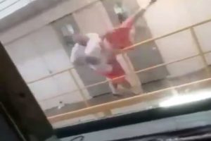 Kavga ettiği mahkumu aşağı attı