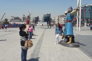 Taksim Meydanı'nda 'Ok&ccedil;u' heykelleri
