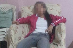 Babasını &ouml;ld&uuml;rd&uuml;ğ&uuml; &ouml;ne s&uuml;r&uuml;len kız ile annesi tutuklandı