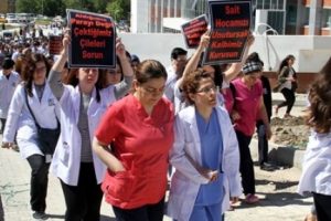 &Ouml;ld&uuml;r&uuml;len başhekim son yolculuğa uğurlandı