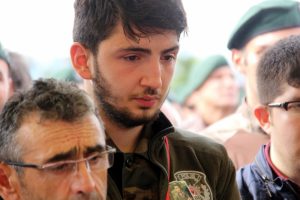 Şehidin cenazesinin başından bir an olsun ayrılmadılar