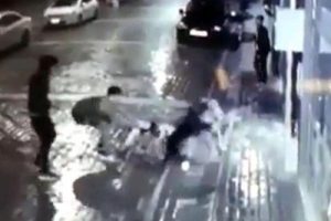 Sokak k&ouml;peğine işkence edenlerden 2'si yakalandı