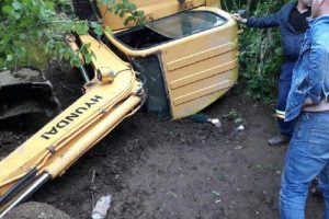 Devrilen iş makinesinin altında kalan operat&ouml;r &ouml;ld&uuml;