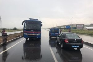 Bursa'dan yola &ccedil;ıkan cezaevi aracı kaza yaptı