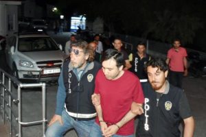 2 &ouml;ğretmene FET&Ouml; g&ouml;zaltısı