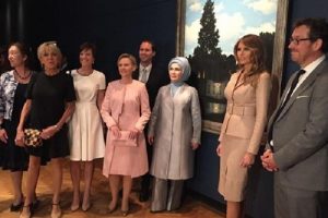 Emine Erdoğan, NATO zirvesine katılan liderlerin eşleriyle buluştu