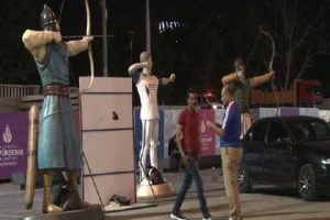 Taksim Meydanı'na konulan ok&ccedil;u heykelleri ilgi odağı oldu