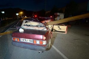Karab&uuml;k'te tır'ın dorsesindeki tren rayı otomobili kağıt gibi kesti