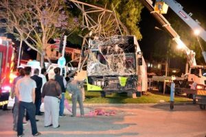 Freni boşalan otob&uuml;s, y&uuml;ksek gerilim hattı direğine &ccedil;arptı