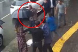 Diyarbakır'da yolda y&uuml;r&uuml;yen &ccedil;ifte saldıran &ccedil;akma kabadayı g&ouml;zaltında