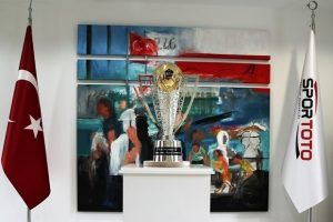 Şampiyonluk kupası g&ouml;r&uuml;c&uuml;ye &ccedil;ıktı