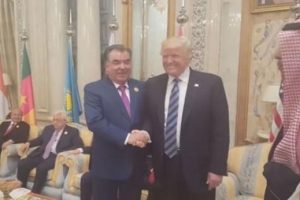 Trump bu kez kolunu kaptırdı!
