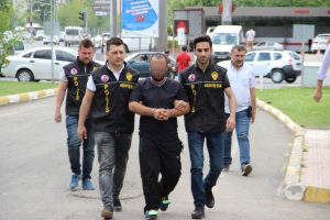 Yolda y&uuml;r&uuml;yen &ccedil;ifte saldıran şahıs tutuklandı