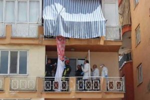 52 yaşındaki adam kendini balkon demirlerine astı